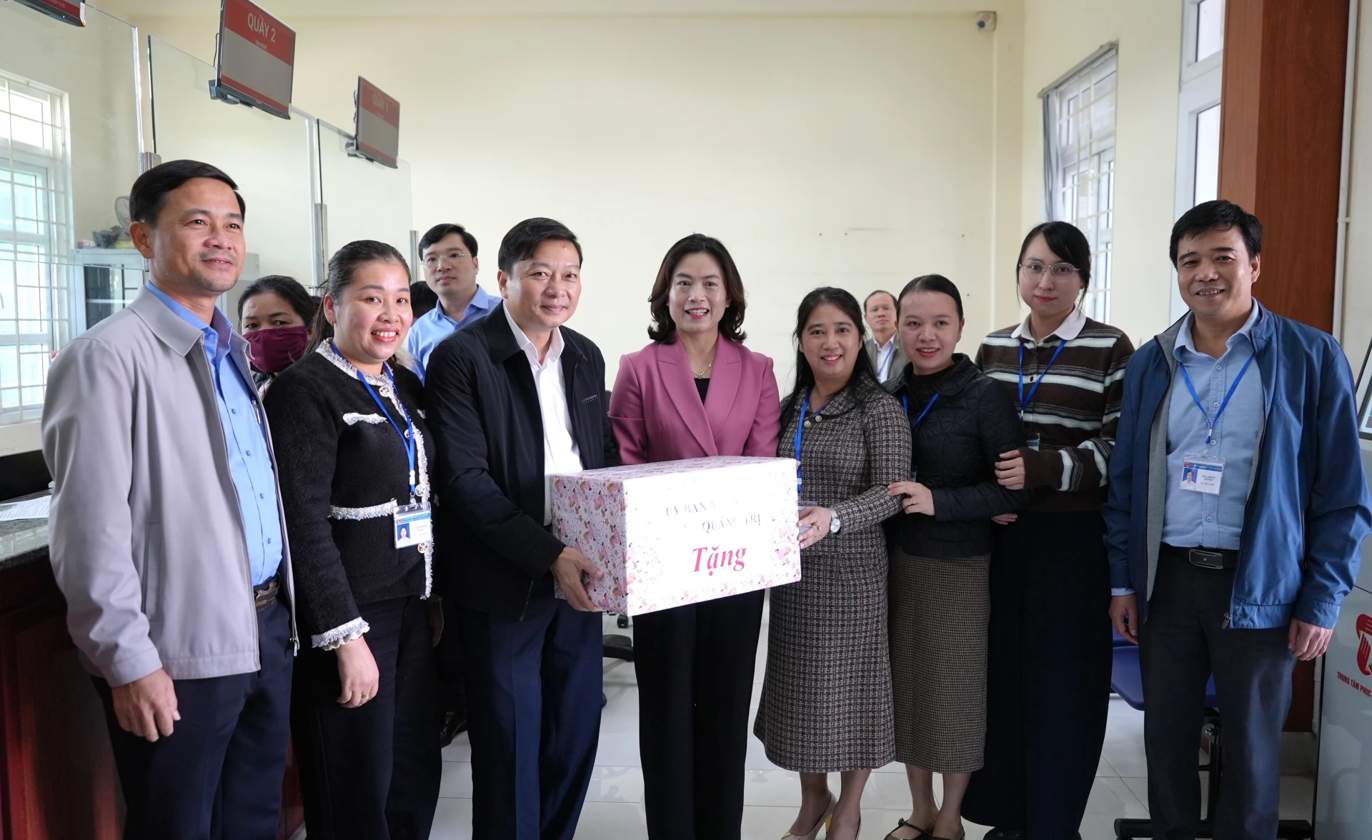 Đồng chí Lê Hồng Vinh, Chủ tịch UBND tỉnh tặng quà, động viên cán bộ Trung tâm phục vụ hành chính xã Lao Bảo - Ảnh: Trung Đức