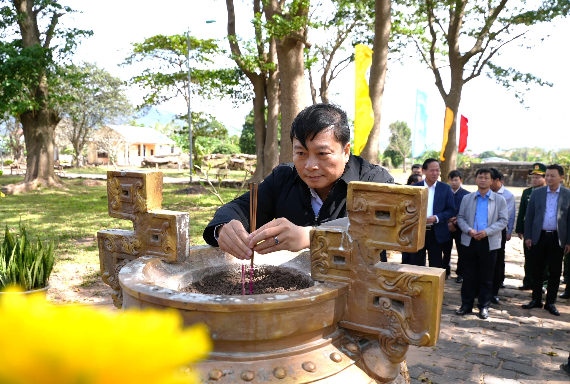 Đồng chí Lê Hồng Vinh, Chủ tịch UBND tỉnh dâng hương tri ân các anh hùng liệt sĩ - Ảnh: Trung Đức