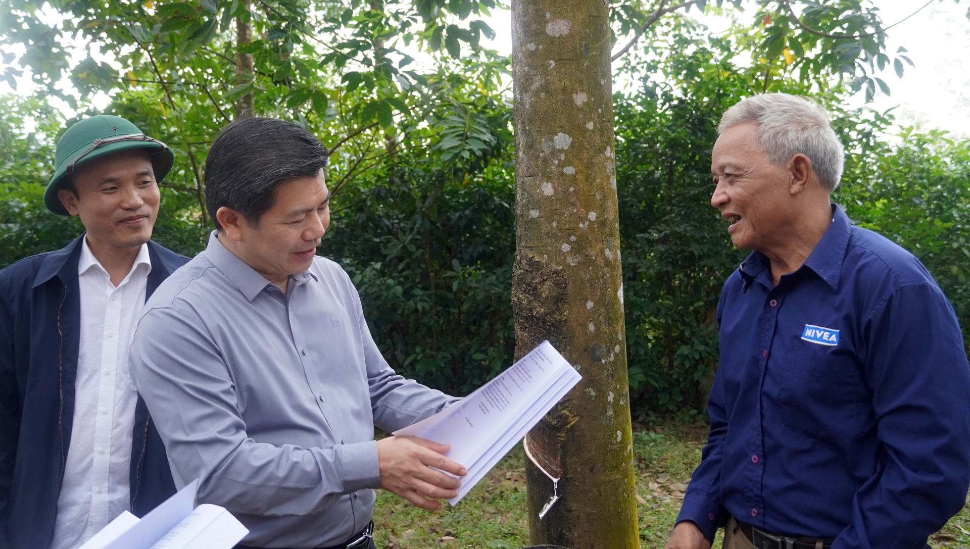 Đồng chí Trần Vũ Khiêm, Phó Bí thư Thường trực Tỉnh ủy thăm trang trại và trò chuyện với bà con xã Hướng Hiệp - Ảnh: N.M