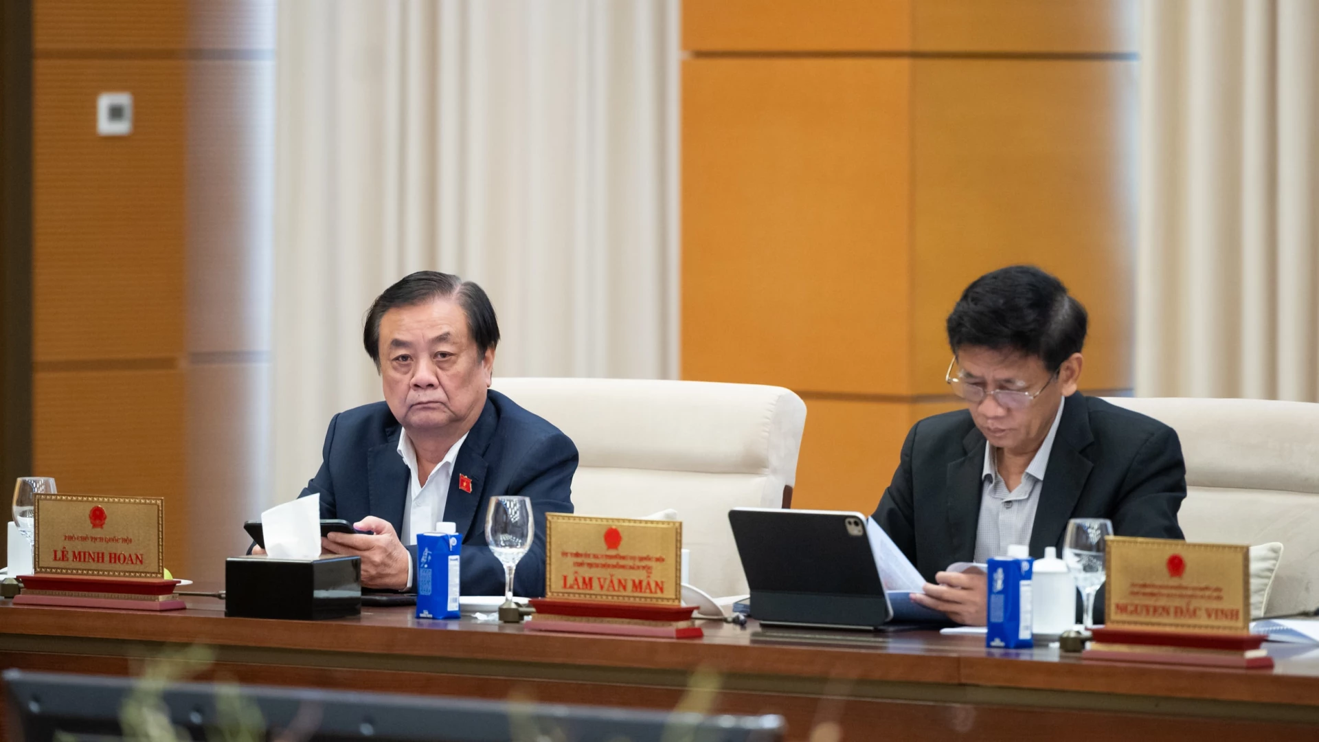 Các đại biểu tham dự phiên họp.