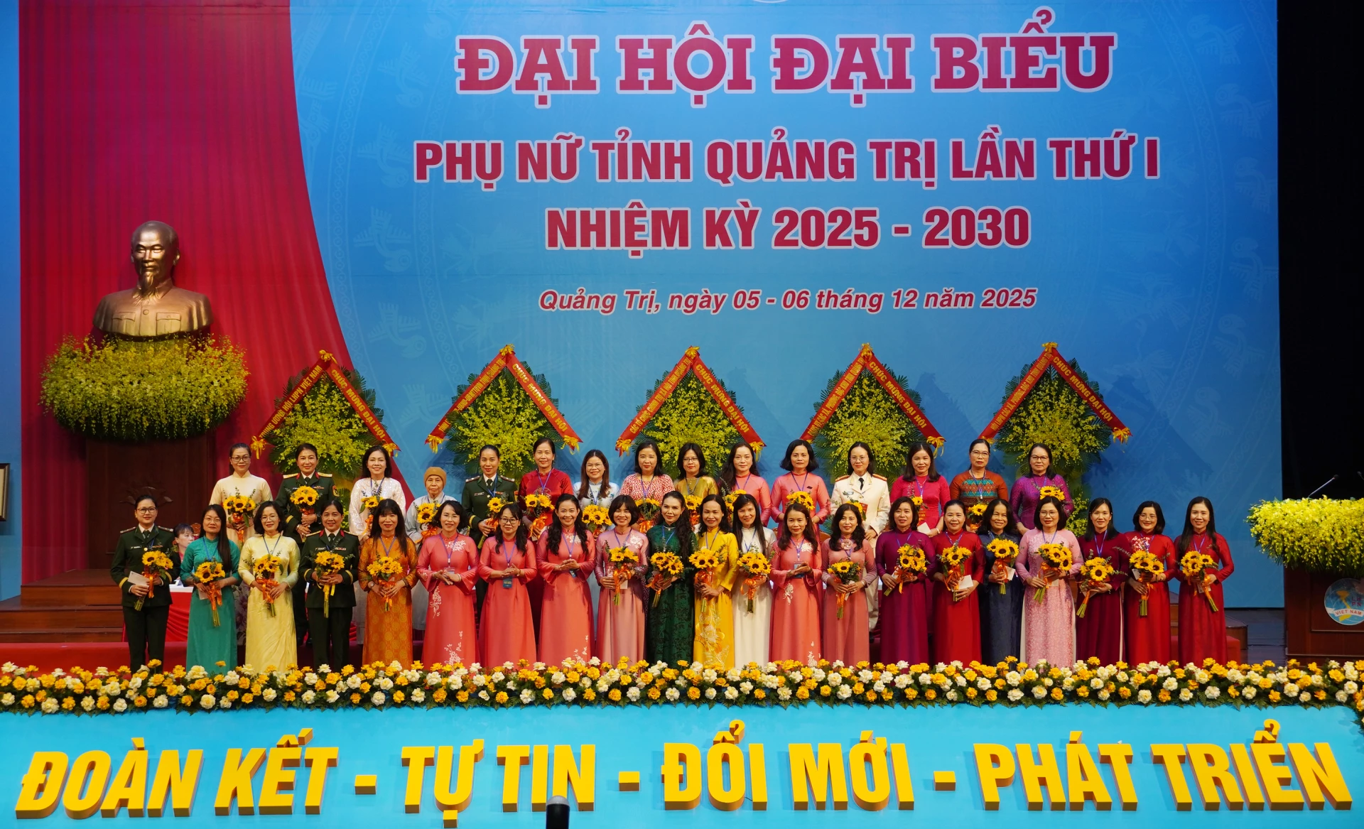 Tặng hoa các đồng chí Ủy viên Ban Chấp hành Hội Liên hiệp Phụ nữ tỉnh nhiệm kỳ 2021 - 2026 không tiếp tục tái cử