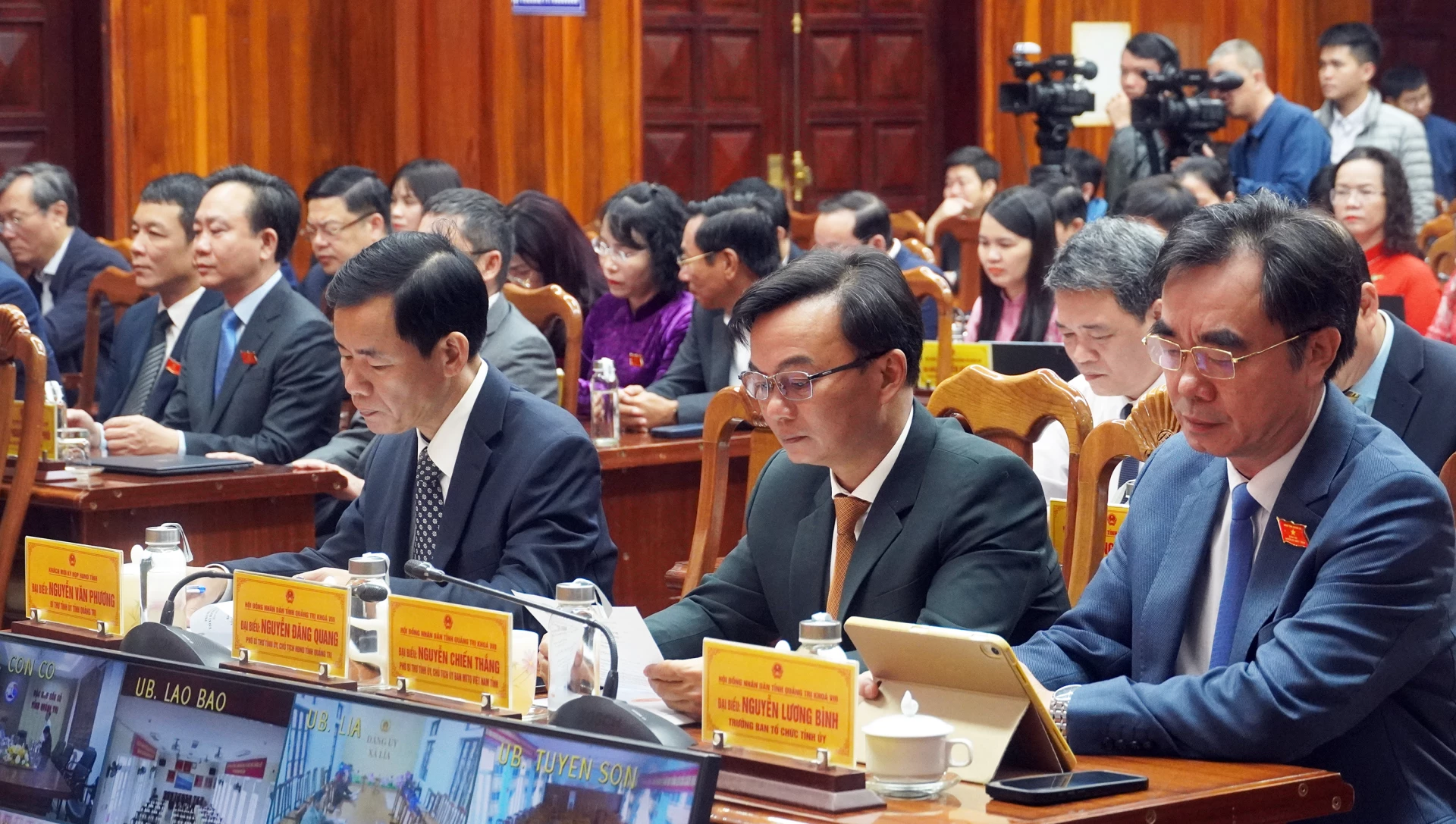 Các đồng chí lãnh đạo tỉnh tham dự kỳ họp - Ảnh: N.M
