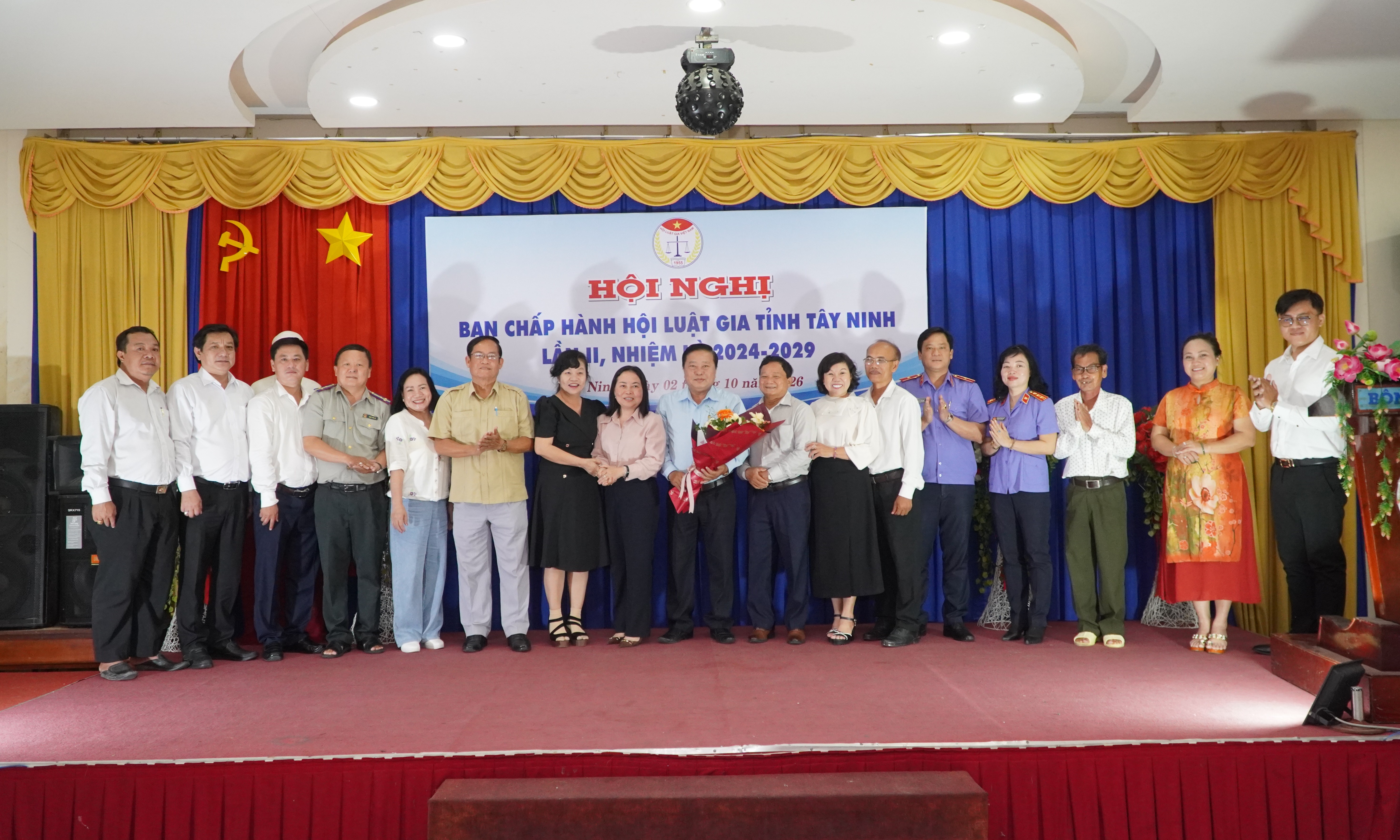 Ủy viên Ban Thường vụ Tỉnh ủy, Phó Chủ tịch Thường trực UB.MTTQVN tỉnh Nguyễn Thị Thu Trinh tặng hoa chúc mừng Ban Chấp hành Hội Luật gia tỉnh Tây Ninh nhiệm kỳ 2024-2029