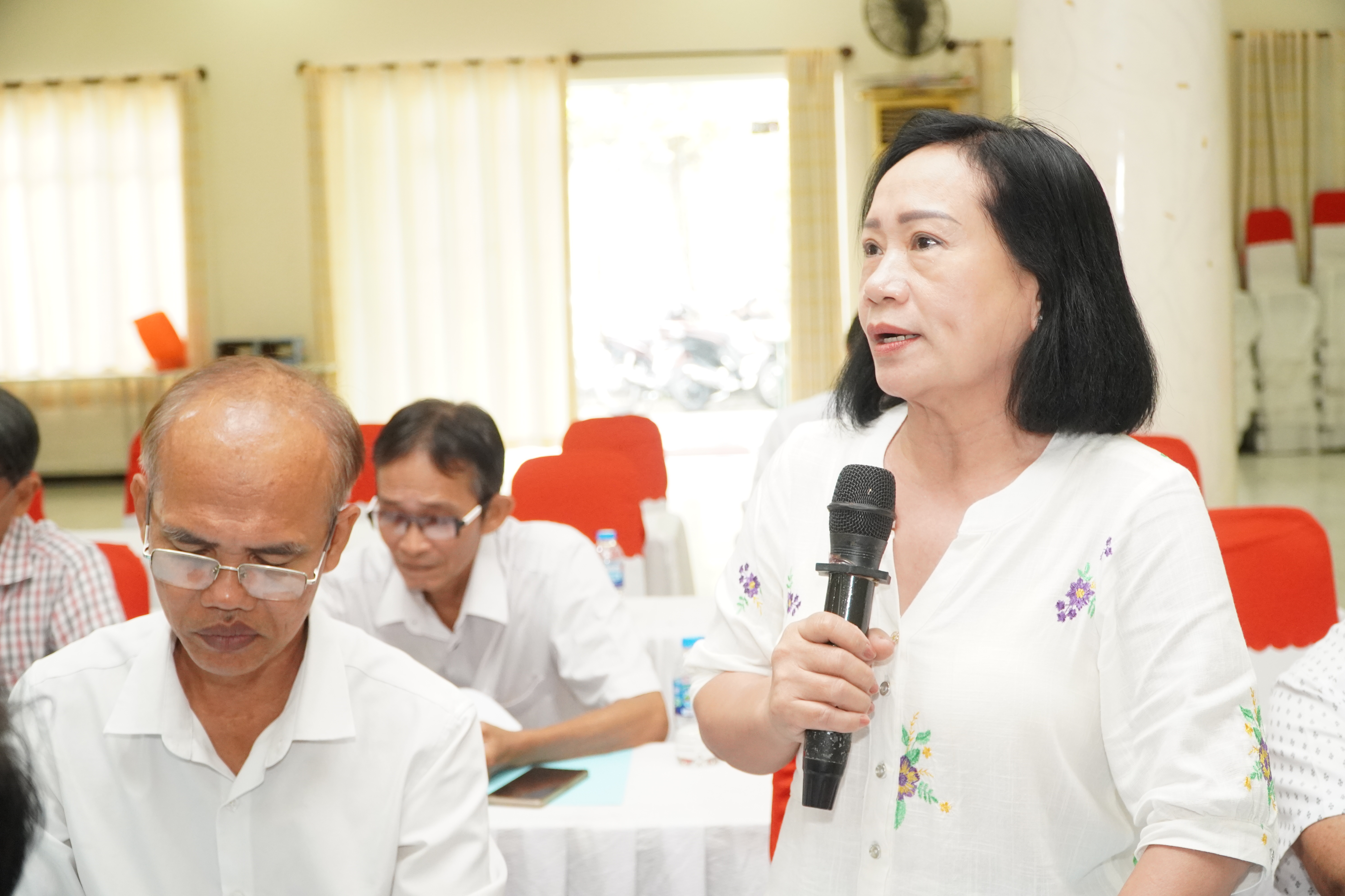 Đại biểu thảo luận tại hội nghị