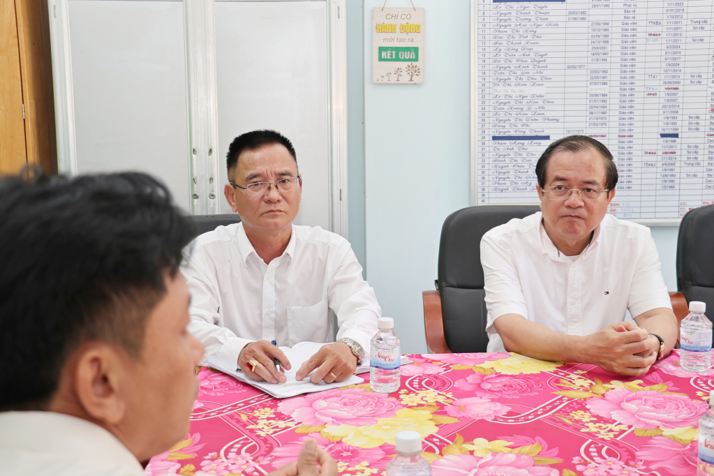 Chủ tịch HĐND tỉnh Nguyễn Hồng Thanh (bìa phải) lắng nghe tâm tư, nguyện vọng của phụ trách quản lý các điểm trường sau sáp nhập