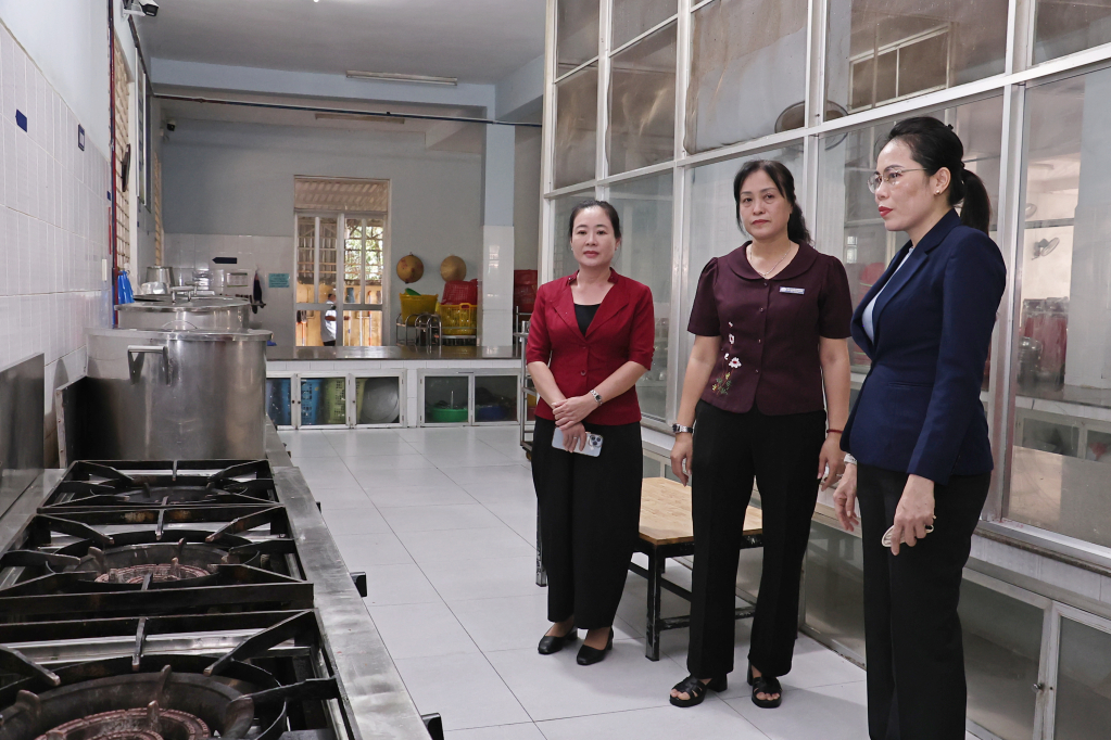 Đoàn công tác số 2 HĐND tỉnh kiểm tra bếp ăn bán trú của Trường Tiểu học Kim Đồng, phường Tân Ninh