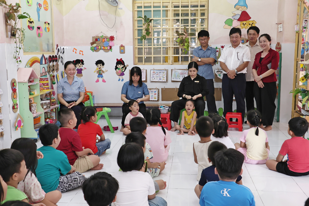 Đoàn công tác tham quan một lớp học của Trường Mầm non Thái Chánh, điểm trường 01