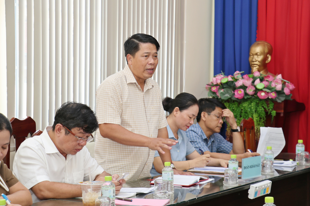 Đại diện Đoàn khảo sát thông tin chủ trương, chính sách, giải pháp giáo dục giúp các đơn vị trường học tháo gỡ khó khăn, vướng mắc trong công tác quản trị, xây dựng trường học