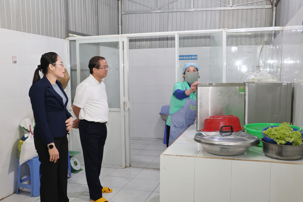 Chủ tịch HĐND tỉnh Nguyễn Hồng Thanh và Trưởng Ban Văn hóa - Xã hội HĐND tỉnh Nguyễn Thị Hồng Phúc kiểm tra bếp ăn bán trú của trường Tiểu học Ninh Thạnh, phân hiệu Bình Linh