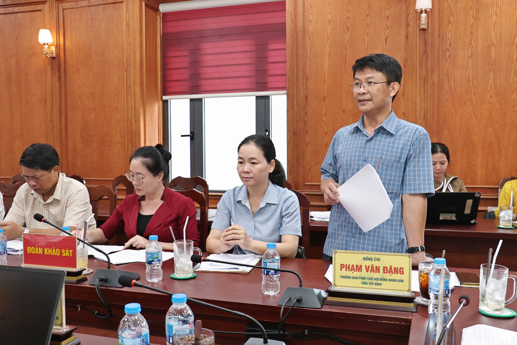 Trưởng Ban Pháp chế, Hội đồng Nhân dân tỉnh thông tin những chủ trương, chính sách, cơ chế quản lý cho các đơn vị trường học nhằm tháo gỡ những “điểm nghẽn” trong công tác quản lý