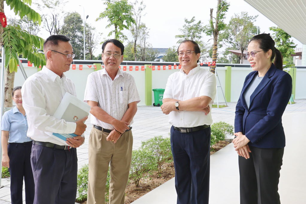 Chủ tịch HĐND tỉnh Nguyễn Hồng Thanh cùng Đoàn khảo sát số 2 làm việc cùng đại diện Ban giám hiệu trường Tiểu học Ninh Thạnh