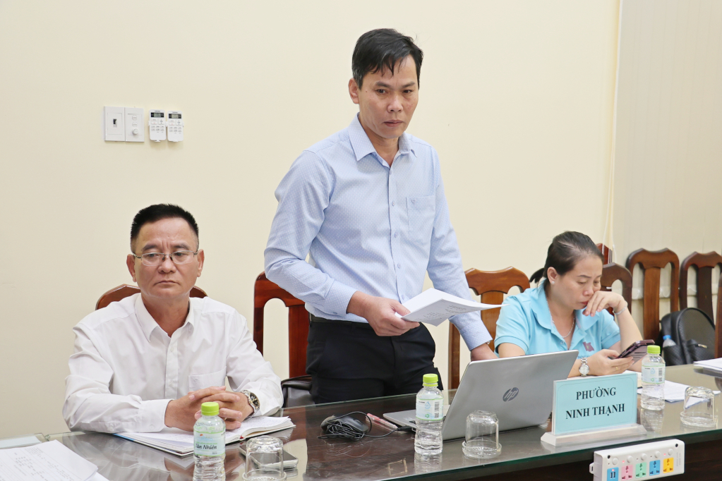 Đại diện lãnh đạo UBND phường Ninh Thạnh báo cáo tình hình hoạt động các đơn vị trường học công lập sau sáp nhập