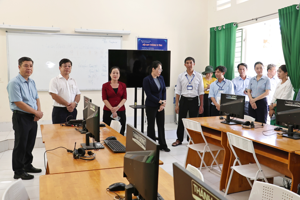 Đoàn công tác kiểm tra phòng tin học Trường THCS Trần Hưng Đạo, phường Tân Ninh