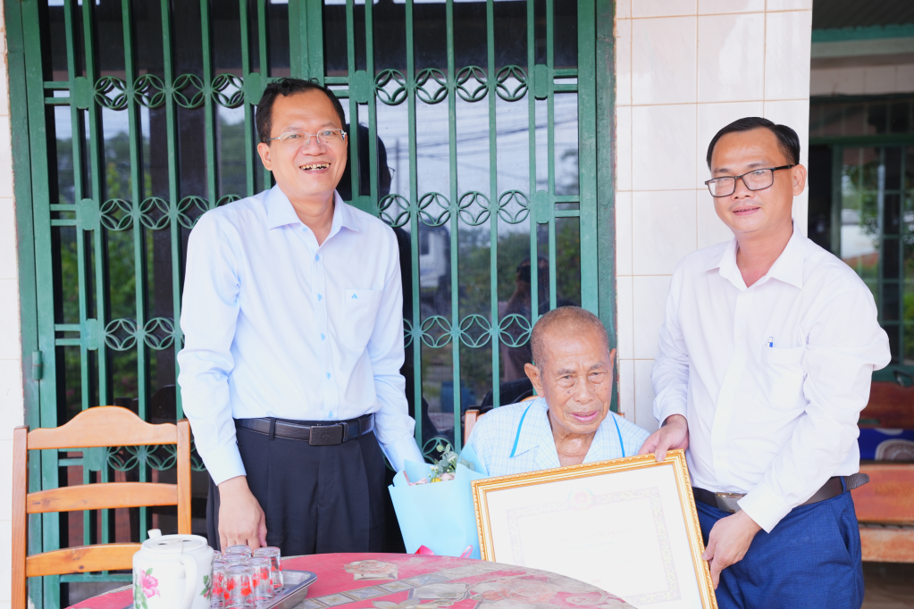 Tỉnh ủy viên, Phó Bí thư chuyên trách Đảng ủy các cơ quan Đảng tỉnh Huỳnh Thanh Phương, cùng Bí thư Đảng ủy, Chủ tịch HĐND xã Trương Minh Khánh
