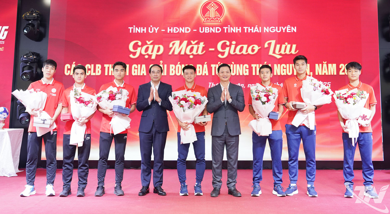 Đồng ch&iacute; B&iacute; thư Tỉnh ủy Trịnh Xu&acirc;n Trường v&agrave; đồng ch&iacute; Chủ tịch UBND tỉnh tặng qu&agrave; ch&uacute;c mừng c&aacute;c cầu thủ của Đội tuyển U22 Việt Nam vừa Gi&agrave;nh Huy Chương V&agrave;ng tại SEA Games 33.