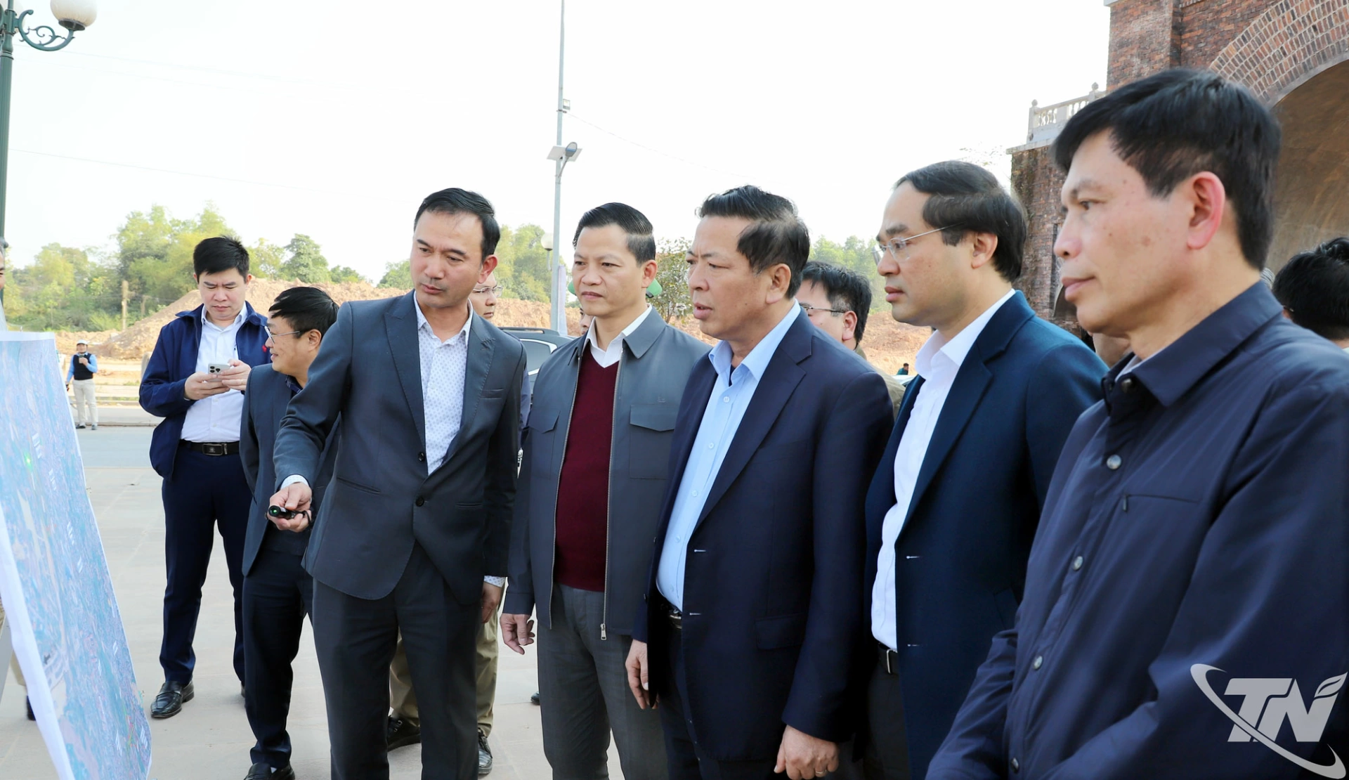 Đồng ch&iacute; Bộ trưởng Trần Hồng Minh v&agrave; Đo&agrave;n c&ocirc;ng t&aacute;c kiểm tra thực địa tại