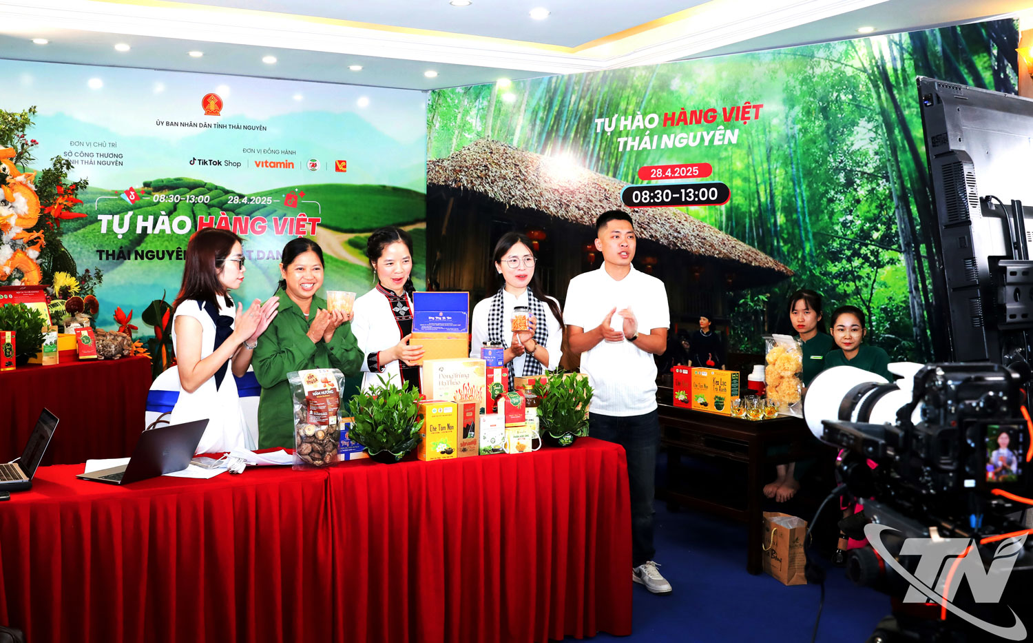 Trong bối cảnh th&uacute;c đẩy chuyển đổi số mạnh mẽ, n&ocirc;ng d&acirc;n Th&aacute;i Nguy&ecirc;n từng bước tiếp cận, nắm bắt v&agrave; ti&ecirc;u thụ n&ocirc;ng sản tr&ecirc;n m&ocirc;i trường mạng.