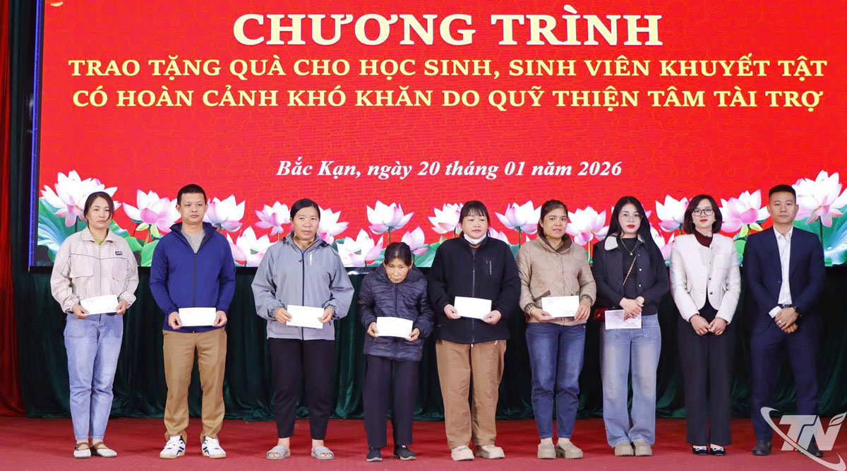 Ban Tổ chức trao qu&agrave; cho đại diện th&acirc;n nh&acirc;n học sinh, sinh vi&ecirc;n khuyết tật phường Bắc Kạn