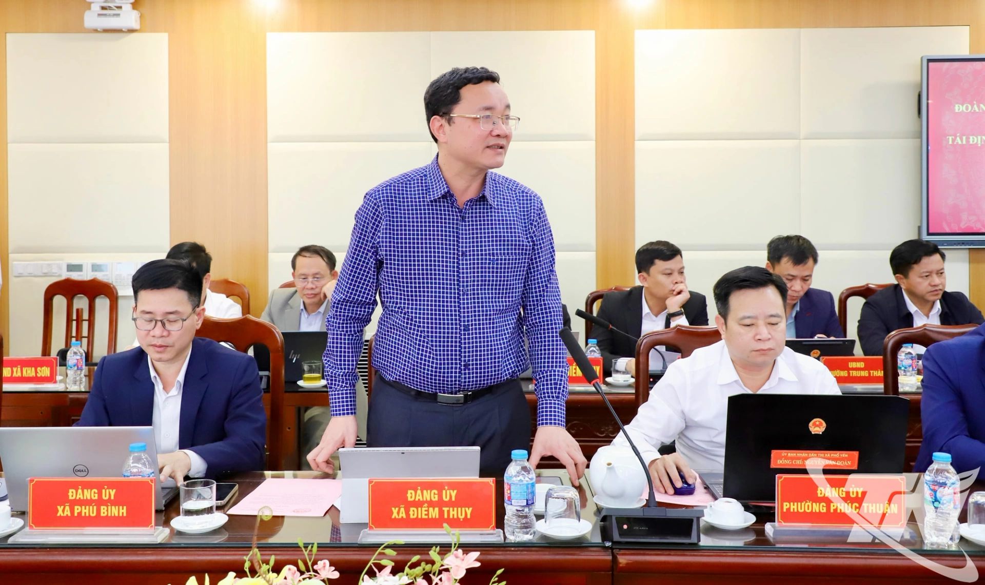 C&aacute;c đại biểu ph&aacute;t biểu tại buổi l&agrave;m việc.