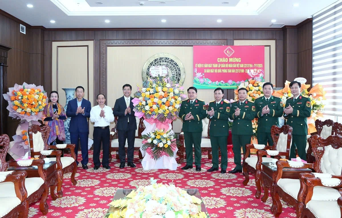 Ph&oacute; B&iacute; thư Thường trực Tỉnh ủy Nguyễn Hồng Phong thăm, ch&uacute;c mừng Bộ Chỉ huy Qu&acirc;n sự tỉnh