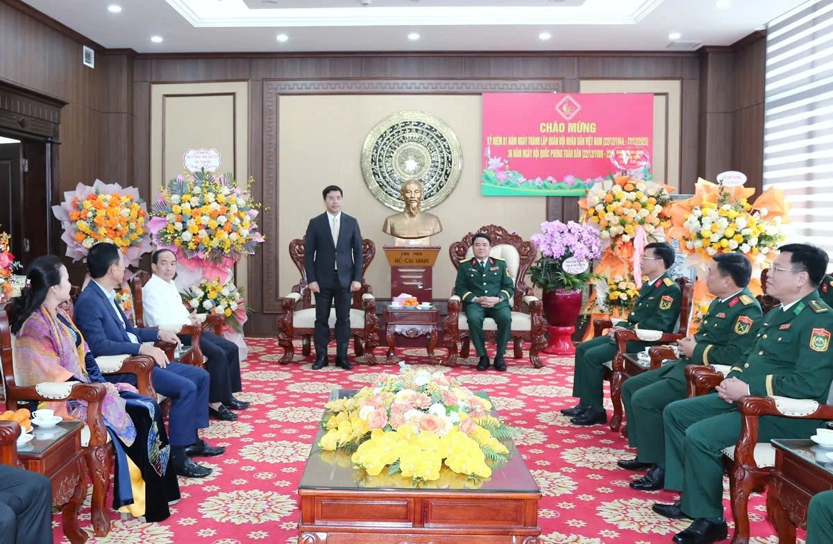 Ph&oacute; B&iacute; thư Thường trực Tỉnh ủy Nguyễn Hồng Phong thăm, ch&uacute;c mừng Bộ Chỉ huy Qu&acirc;n sự tỉnh