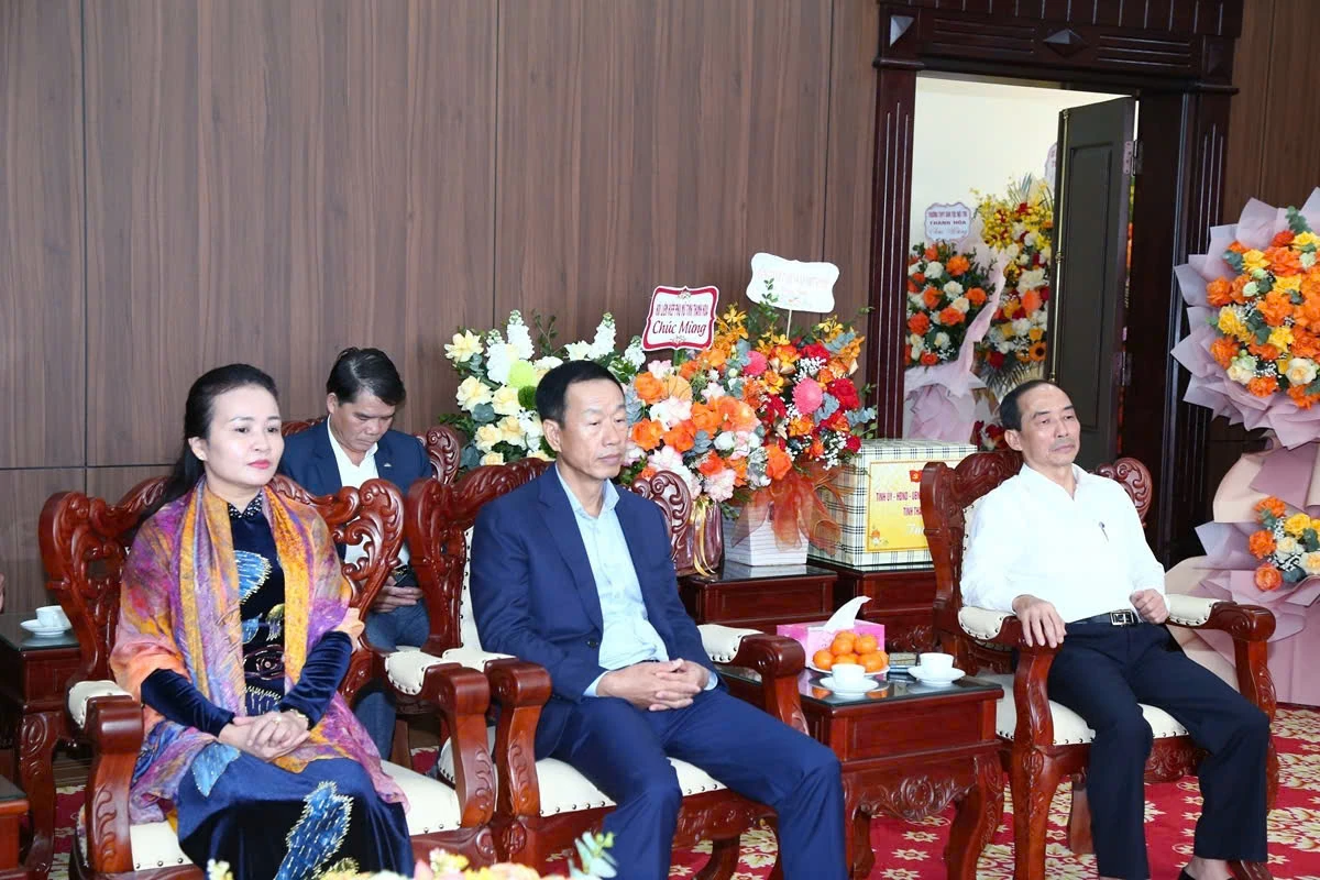 Ph&oacute; B&iacute; thư Thường trực Tỉnh ủy Nguyễn Hồng Phong thăm, ch&uacute;c mừng Bộ Chỉ huy Qu&acirc;n sự tỉnh