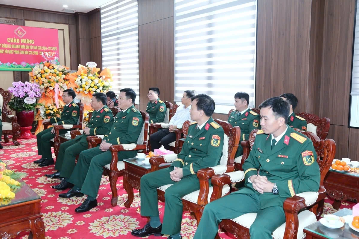 Ph&oacute; B&iacute; thư Thường trực Tỉnh ủy Nguyễn Hồng Phong thăm, ch&uacute;c mừng Bộ Chỉ huy Qu&acirc;n sự tỉnh