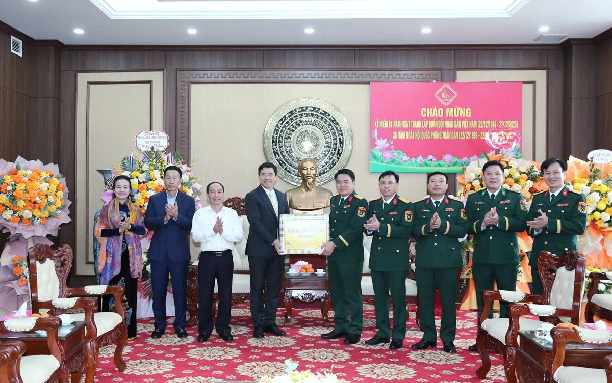 Ph&oacute; B&iacute; thư Thường trực Tỉnh ủy Nguyễn Hồng Phong thăm, ch&uacute;c mừng Bộ Chỉ huy Qu&acirc;n sự tỉnh