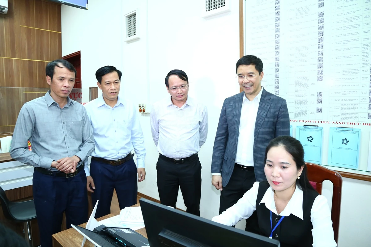 Ph&oacute; B&iacute; thư Thường trực Tỉnh ủy Nguyễn Hồng Phong thăm, l&agrave;m việc tại x&atilde; Thiệu Trung v&agrave; Thiệu H&oacute;a