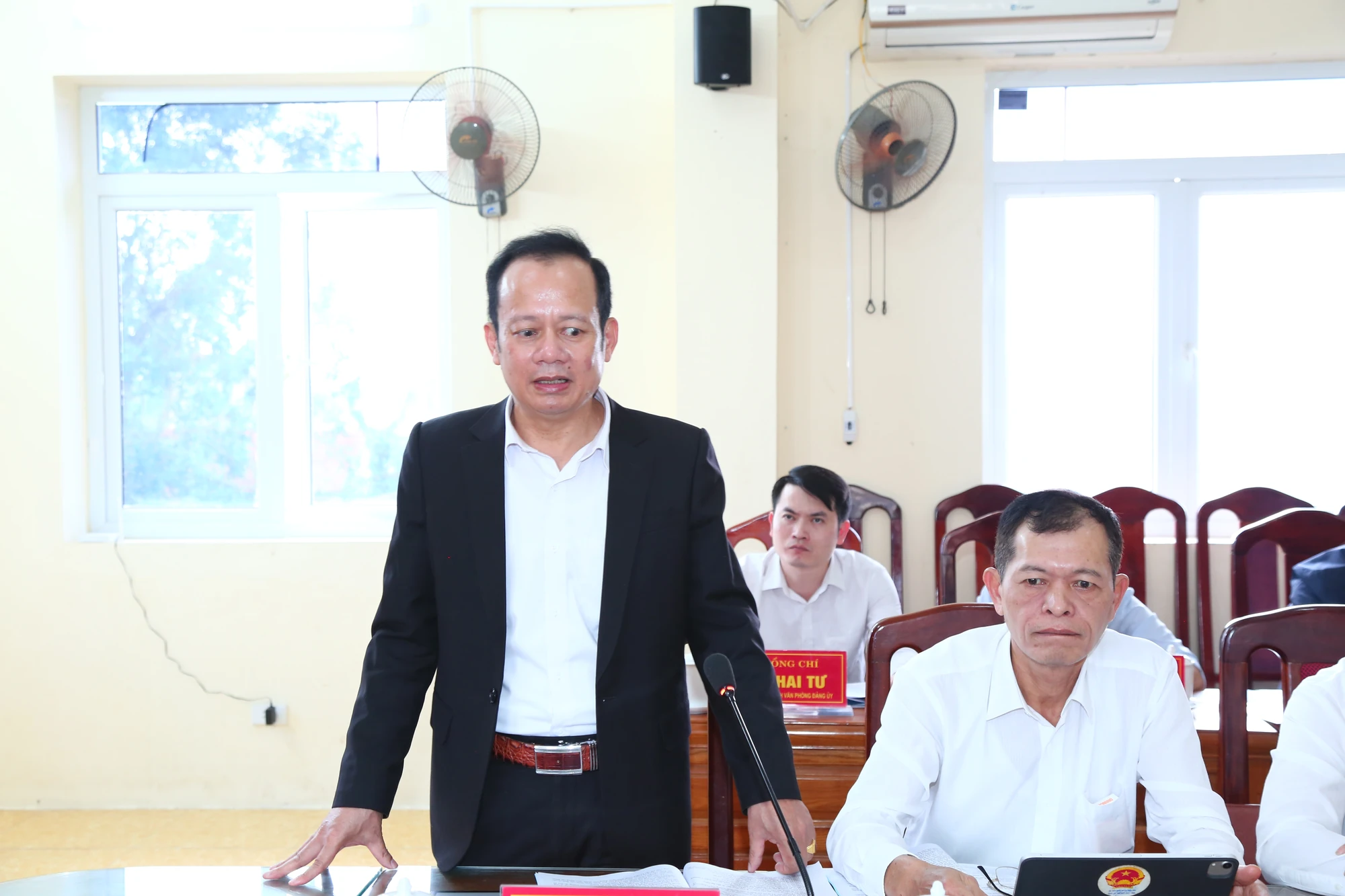 Ph&oacute; B&iacute; thư Thường trực Tỉnh ủy Nguyễn Hồng Phong thăm, l&agrave;m việc tại x&atilde; Thiệu Trung v&agrave; Thiệu H&oacute;a