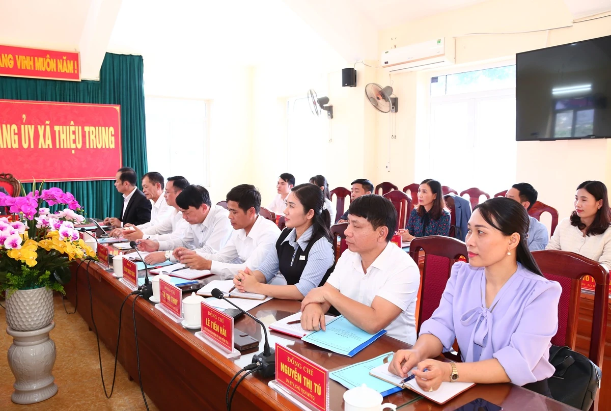 Ph&oacute; B&iacute; thư Thường trực Tỉnh ủy Nguyễn Hồng Phong thăm, l&agrave;m việc tại x&atilde; Thiệu Trung v&agrave; Thiệu H&oacute;a