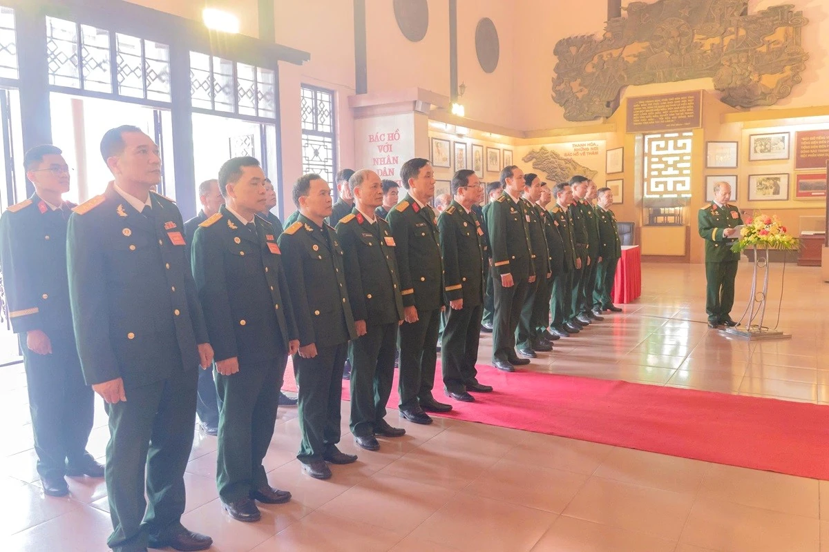 Đo&agrave;n đại biểu dự Đại hội Hội Cựu chiến binh tỉnh Thanh H&oacute;a d&acirc;ng hương b&aacute;o c&ocirc;ng Chủ tịch Hồ Ch&iacute; Minh