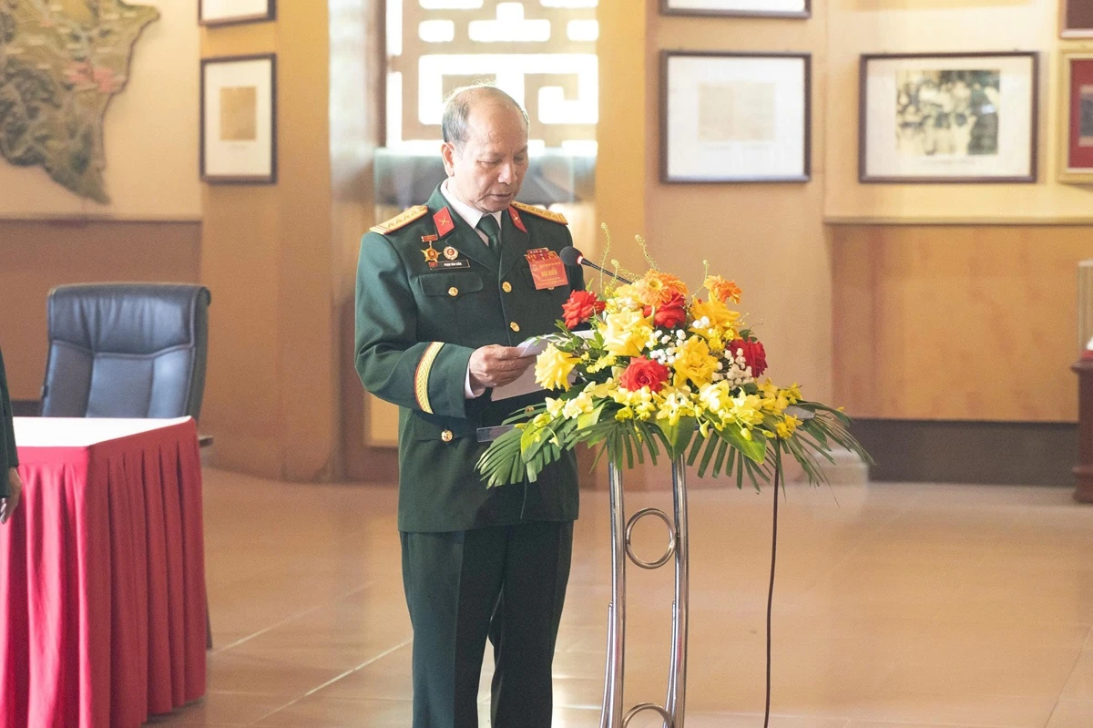 Đo&agrave;n đại biểu dự Đại hội Hội Cựu chiến binh tỉnh Thanh H&oacute;a d&acirc;ng hương b&aacute;o c&ocirc;ng Chủ tịch Hồ Ch&iacute; Minh