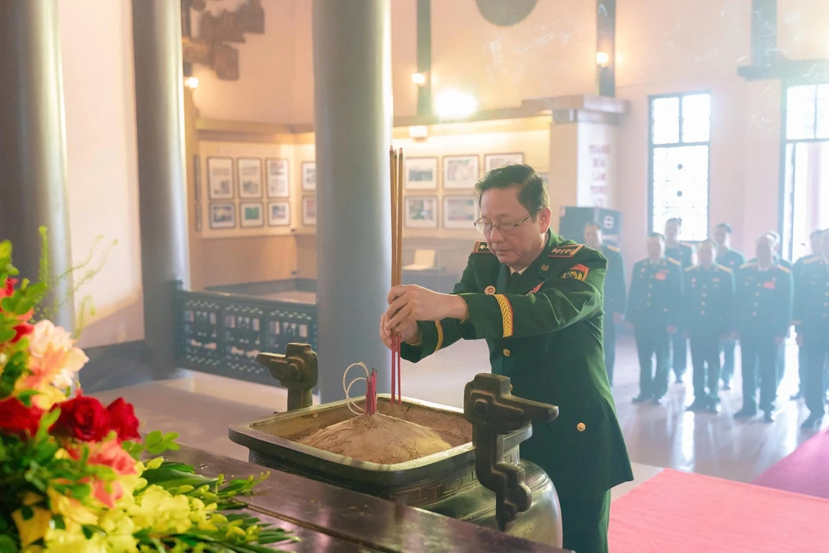 Đo&agrave;n đại biểu dự Đại hội Hội Cựu chiến binh tỉnh Thanh H&oacute;a d&acirc;ng hương b&aacute;o c&ocirc;ng Chủ tịch Hồ Ch&iacute; Minh