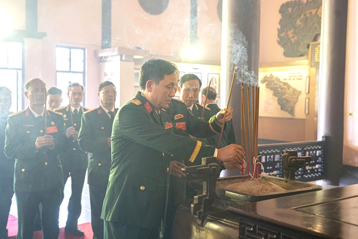 Đo&agrave;n đại biểu dự Đại hội Hội Cựu chiến binh tỉnh Thanh H&oacute;a d&acirc;ng hương b&aacute;o c&ocirc;ng Chủ tịch Hồ Ch&iacute; Minh