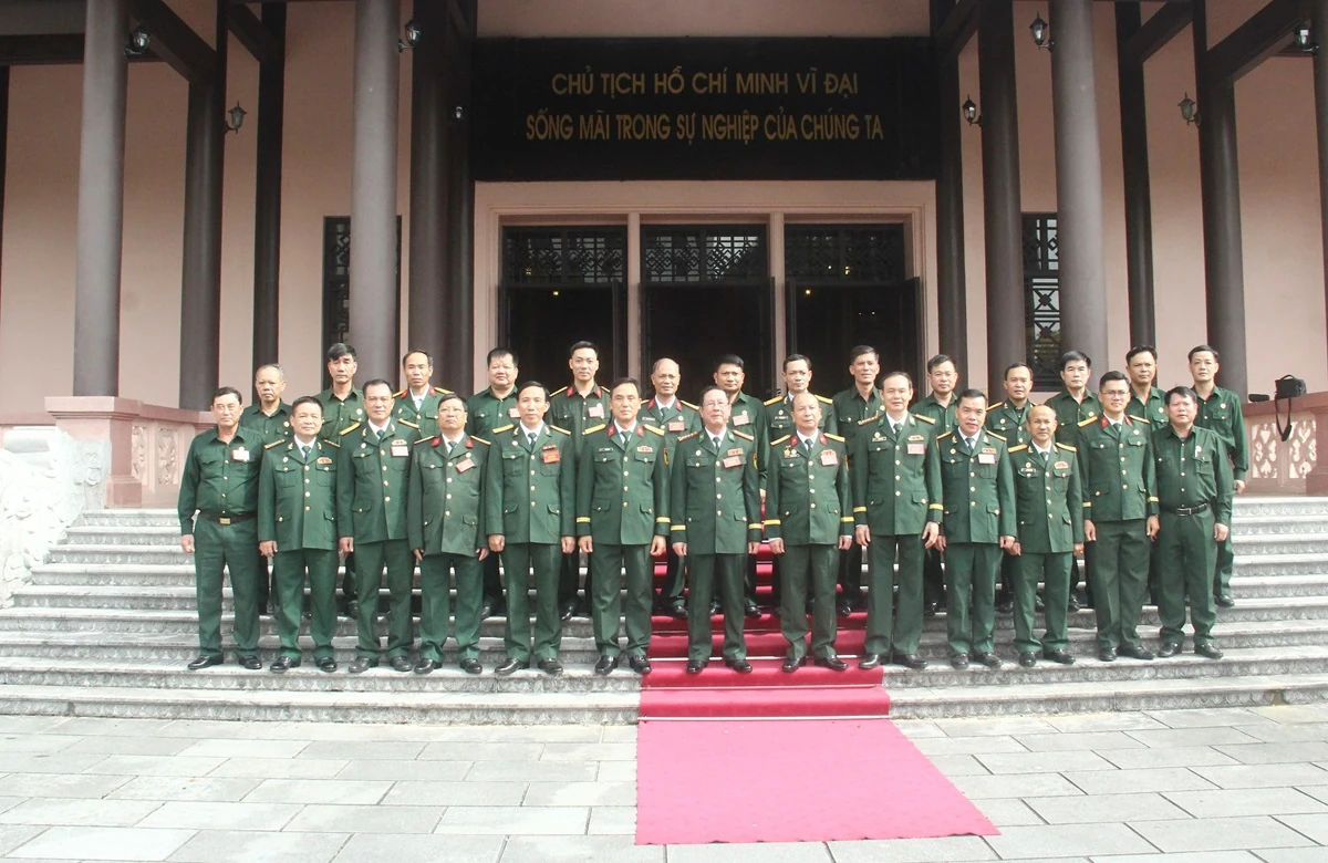 Đo&agrave;n đại biểu dự Đại hội Hội Cựu chiến binh tỉnh Thanh H&oacute;a d&acirc;ng hương b&aacute;o c&ocirc;ng Chủ tịch Hồ Ch&iacute; Minh