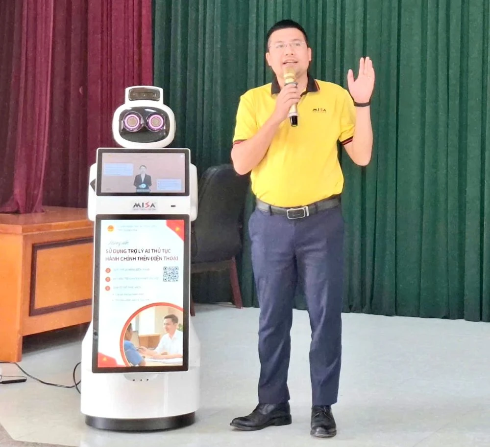 X&atilde; Đồng Tiến giới thiệu ứng dụng robot tr&iacute; tuệ nh&acirc;n tạo hỗ trợ giải quyết thủ tục h&agrave;nh ch&iacute;nh c&ocirc;ng