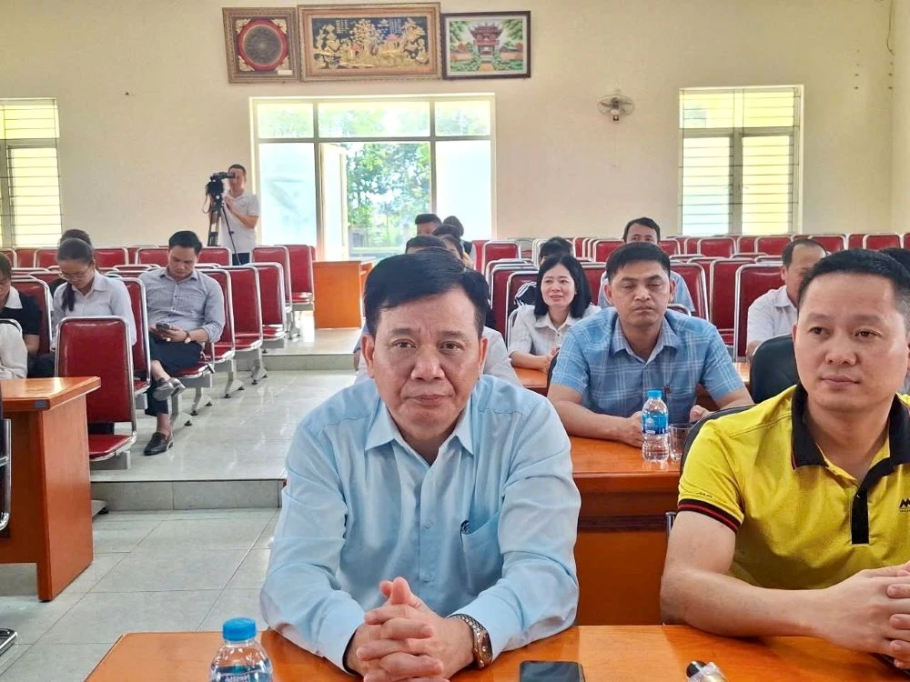 X&atilde; Đồng Tiến giới thiệu ứng dụng robot tr&iacute; tuệ nh&acirc;n tạo hỗ trợ giải quyết thủ tục h&agrave;nh ch&iacute;nh c&ocirc;ng