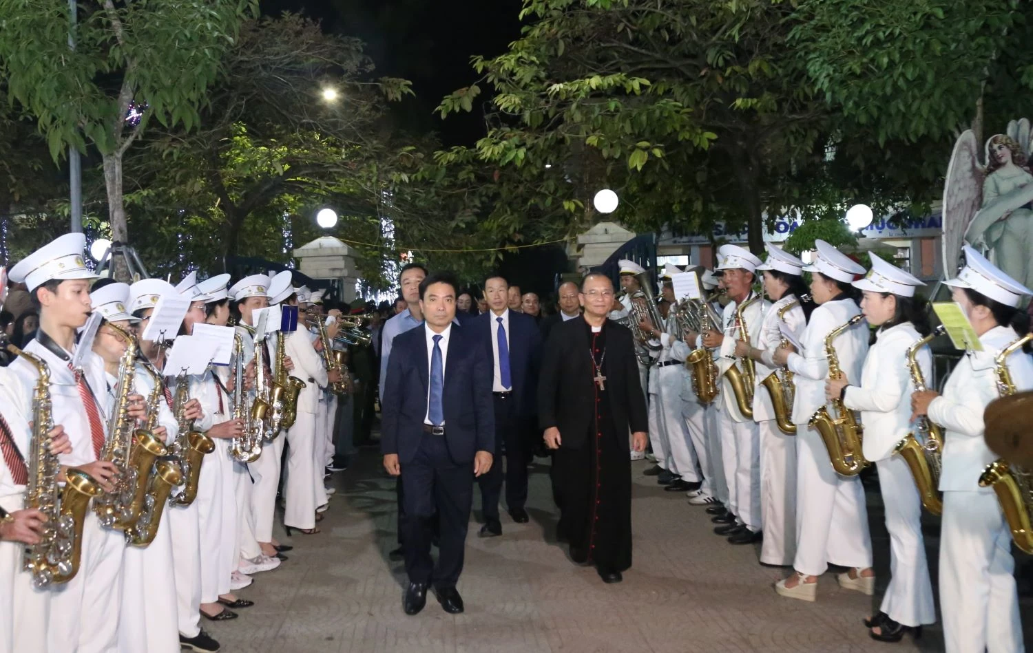 Các đồng chí lãnh đạo tỉnh chung vui, chúc mừng Giáo phận Thanh Hóa và đồng bào Công giáo đón lễ Giáng sinh năm 2025