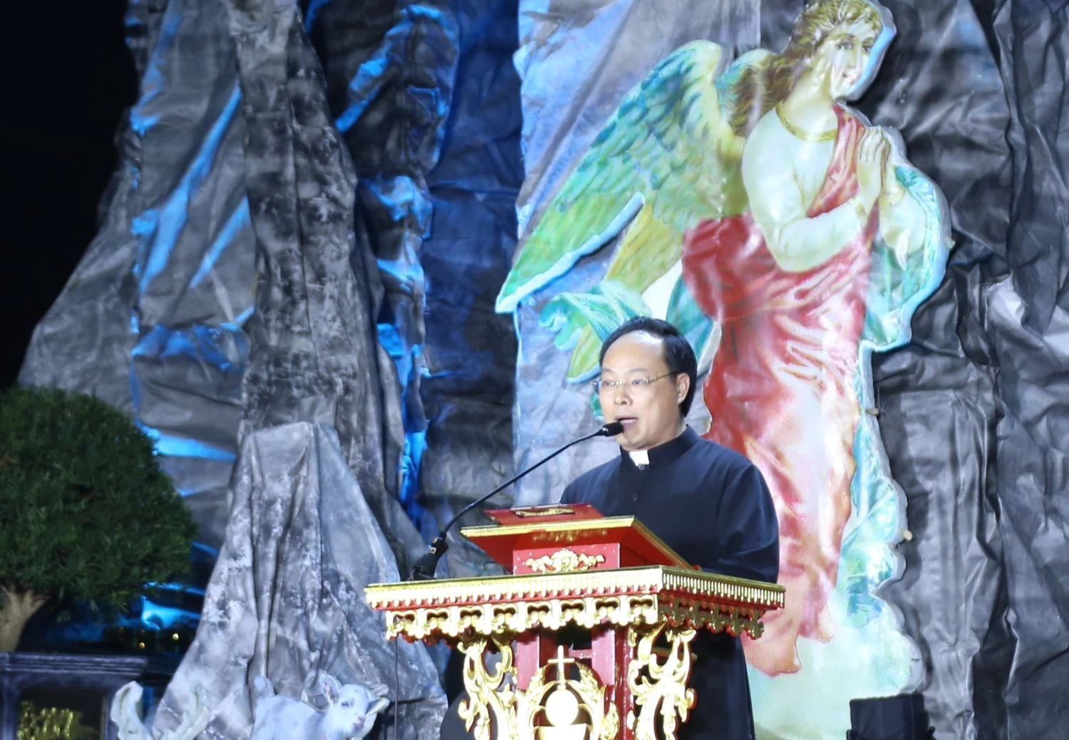 Các đồng chí lãnh đạo tỉnh chung vui, chúc mừng Giáo phận Thanh Hóa và đồng bào Công giáo đón lễ Giáng sinh năm 2025