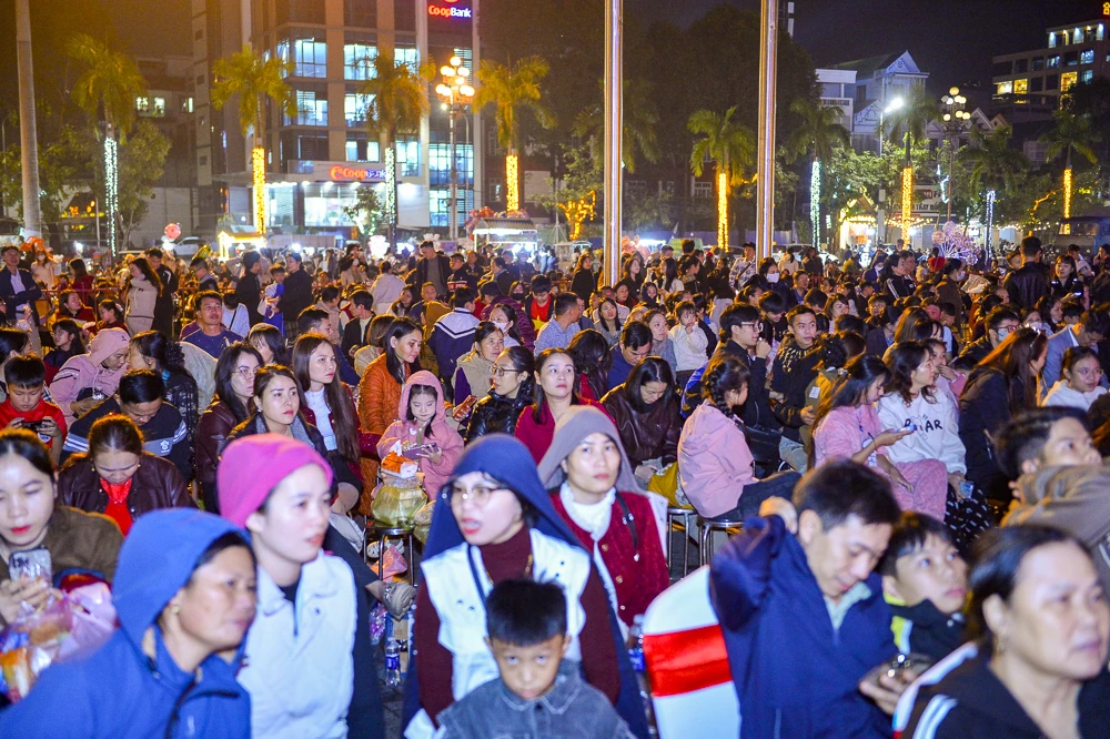 Hàng nghìn người đổ về Quảng trường Lam Sơn chào đón năm mới 2026