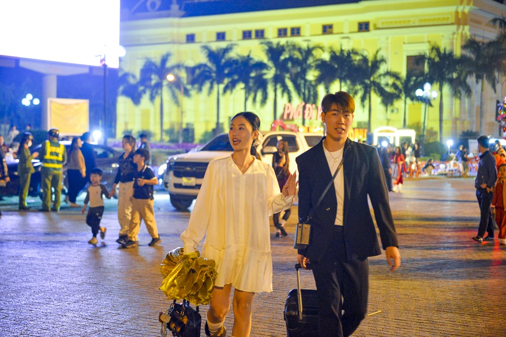 Hàng nghìn người đổ về Quảng trường Lam Sơn chào đón năm mới 2026