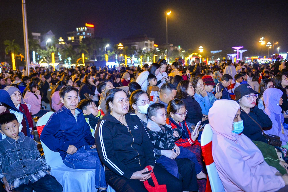 Hàng nghìn người đổ về Quảng trường Lam Sơn chào đón năm mới 2026