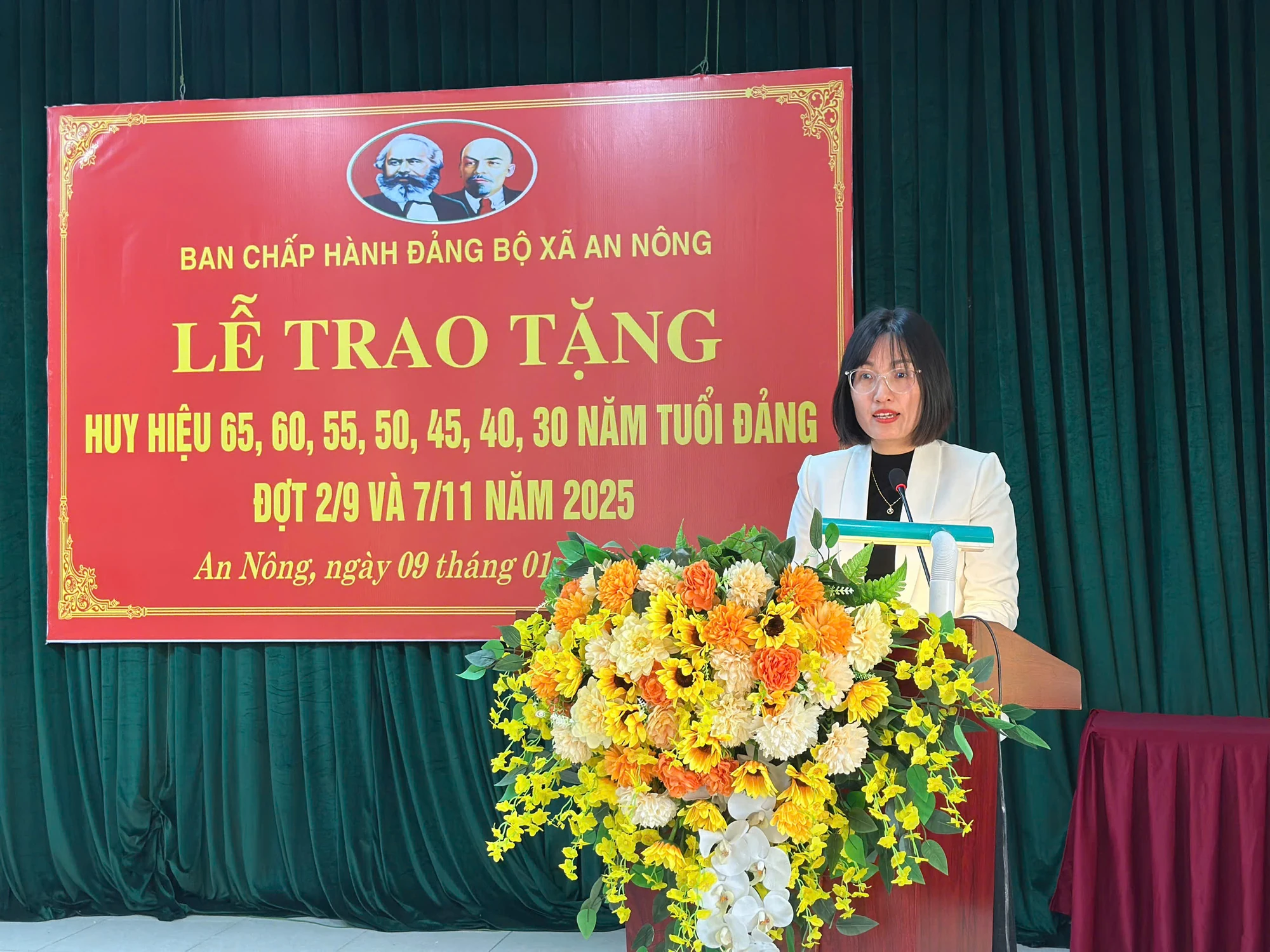 Đảng ủy xã An Nông trao tặng Huy hiệu Đảng cho các đảng viên