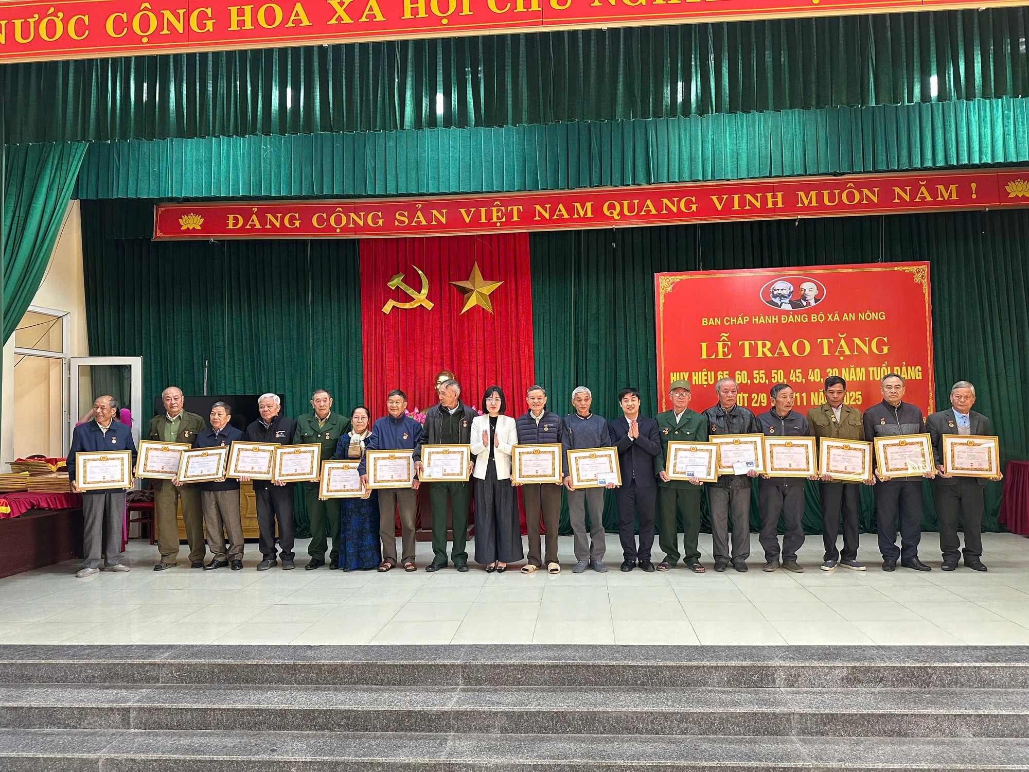 Đảng ủy xã An Nông trao tặng Huy hiệu Đảng cho các đảng viên