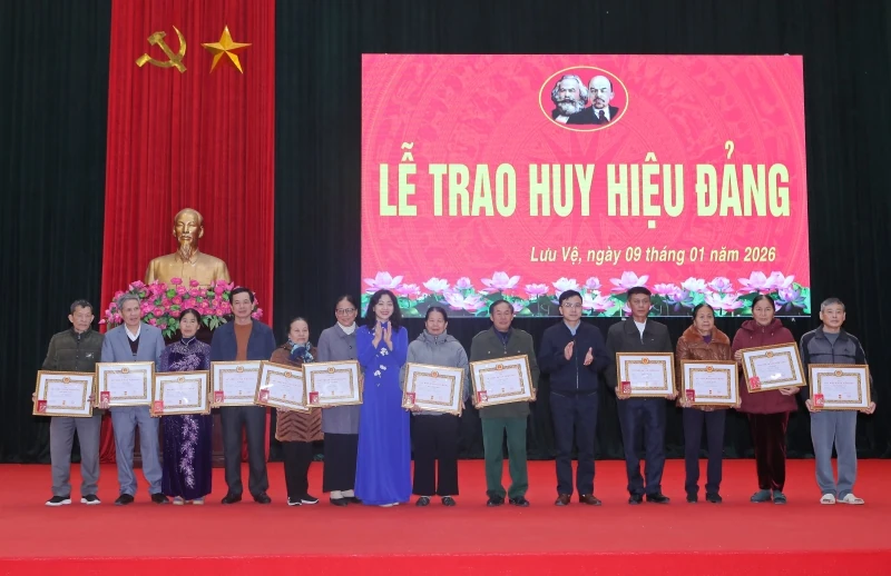 Đảng bộ xã Lưu Vệ trao Huy hiệu Đảng và bồi dưỡng văn hóa công vụ cho cán bộ chủ chốt