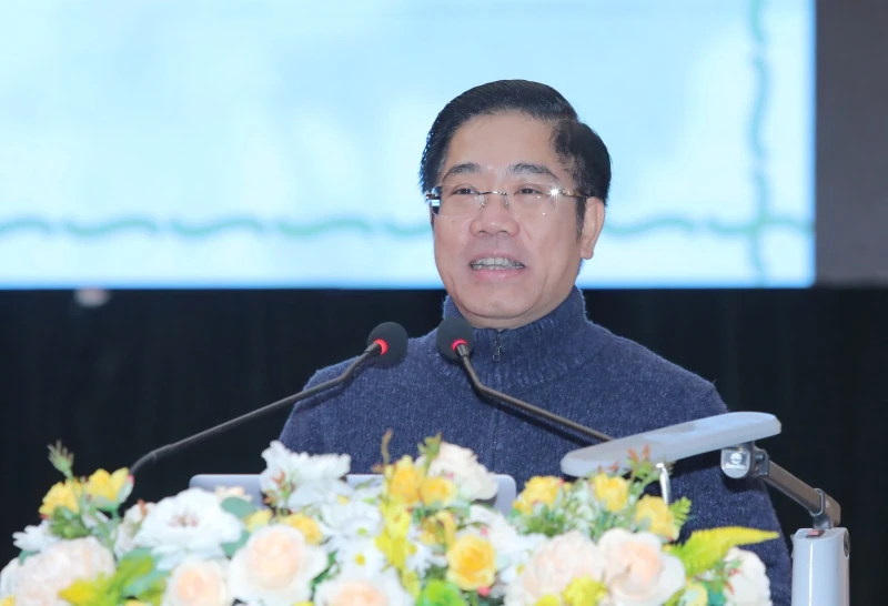 Đảng bộ xã Lưu Vệ trao Huy hiệu Đảng và bồi dưỡng văn hóa công vụ cho cán bộ chủ chốt