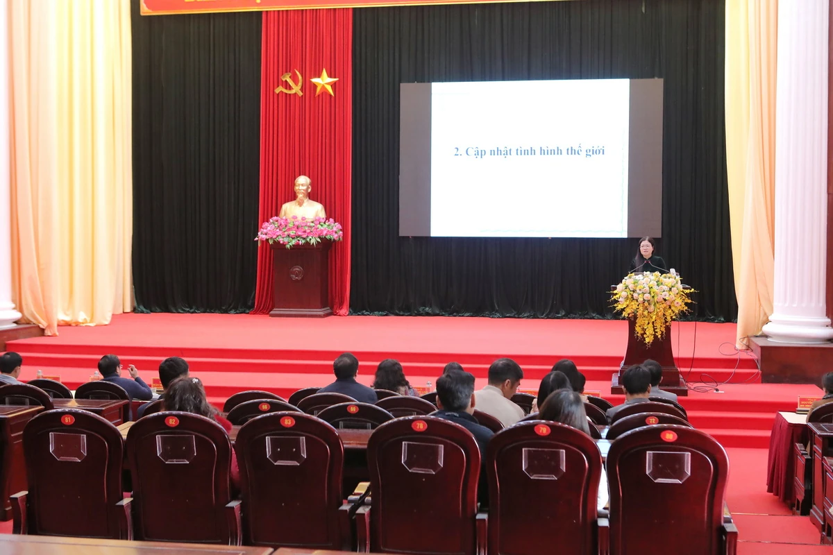 Đảng bộ xã Lưu Vệ trao Huy hiệu Đảng và bồi dưỡng văn hóa công vụ cho cán bộ chủ chốt