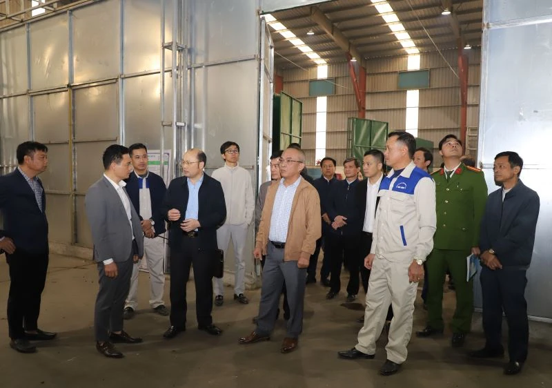 Khẩn trương xử l&yacute; t&igrave;nh trạng ph&aacute;t t&aacute;n m&ugrave;i h&ocirc;i tại b&atilde;i r&aacute;c Đ&ocirc;ng Nam