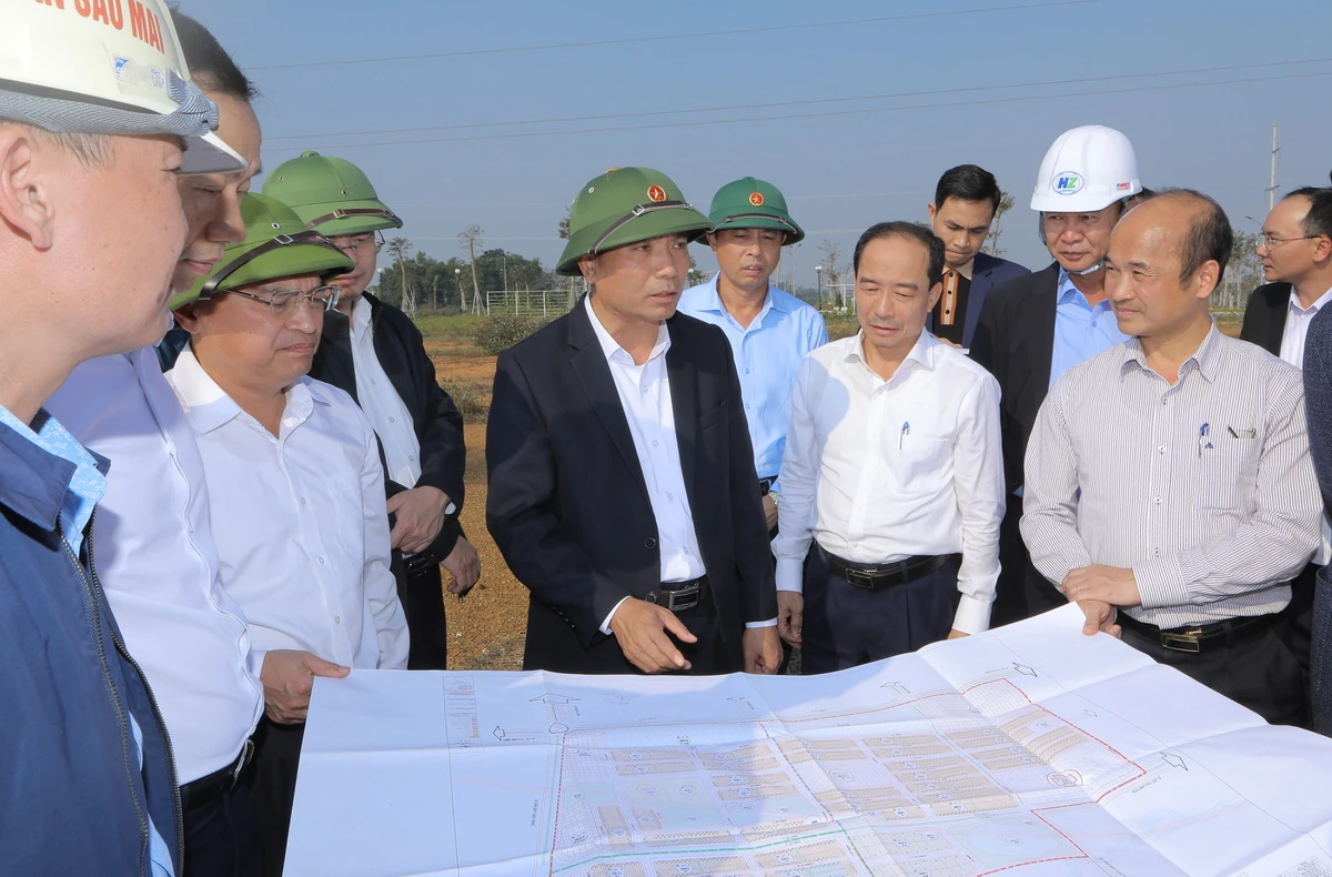 B&iacute; thư Tỉnh ủy Nguyễn Do&atilde;n Anh kiểm tra tiến độ c&aacute;c dự &aacute;n trọng điểm tại Khu C&ocirc;ng nghiệp Lam Sơn - Sao V&agrave;ng